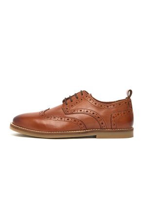 Bruine lederen nette schoen met brogue-details en een gladde afwerking, voorzien van een afgeronde neus en een rubberen zool. Veters en een trekkoordje zijn inbegrepen.