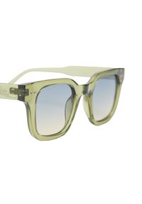 Zielonkawe okulary przeciwsłoneczne z grubą plastikową oprawką, kwadratowym kształtem i gradientowymi niebieskimi soczewkami, z przezroczystymi zausznikami i metalowymi detalami akcentującymi.