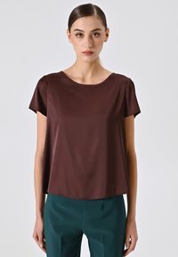 Unausgewählt, BROWN