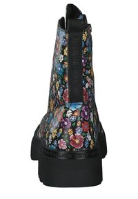 Stivali alla caviglia con motivo floreale nero e finitura lucida, dotati di una suola alta nera e un pannello posteriore con il logo 'TOM TAILOR'.