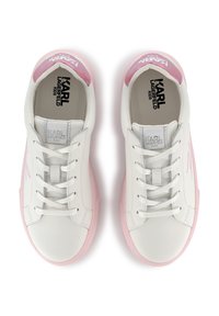 Bílé kožené tenisky s růžovými akcenty, s kulatou špičkou, šněrováním v přední části a logem na jazyku a boku. Texturovaná gumová podešev.