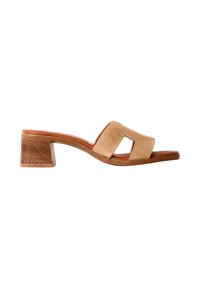 Sandale beige à bout ouvert avec une large bride présentant des découpes, talon bloc en bois et semelle marron, isolée sur fond blanc.