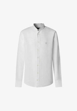 Biała, długosleeve koszula z lnu z zapięciem na guzik przy kołnierzy oraz niebieskim logo na piersi; cechuje się prostym krojem i mankietami zapinanymi na guziki.