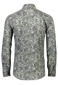 Langarmshirt met een groen en grijs camouflagepatroon, knoopsluiting bij de kraag en een rechte zoom. Zachte stoftextuur.