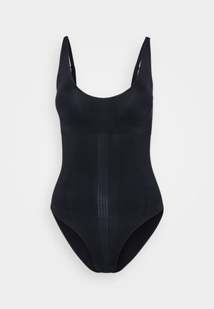 Schwarzer einteiliger Body mit Rundhalsausschnitt, breiten Trägern, schmaler Passform und gerippten vertikalen Details an der Vorderseite. Glattes, dehnbares Material.