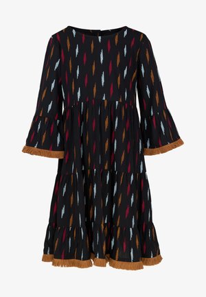 Vestido negro con un diseño en capas, que presenta un patrón colorido de formas azules, rojas y marrones. Mangas acampanadas con detalles de flecos.