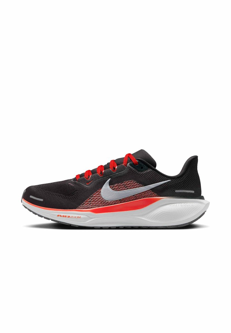 Chaussures de course Nike avec un dessus en mesh noir, des accents rouges et une semelle grise texturée. Marquage Air Zoom bien visible sur le côté.