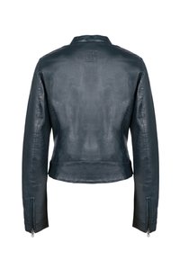 Giacca in pelle blu scuro con un design cropped, cuciture visibili e polsini con zip. Presenta un logo in rilievo sul retro.