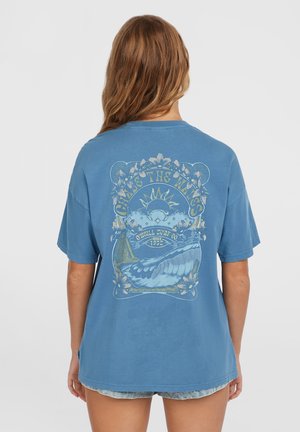 Niebieski bawełniany t-shirt z dużym nadrukiem na plecach przedstawiającym słońce, fale i kwiaty, z krótkimi rękawami i luźnym krojem.