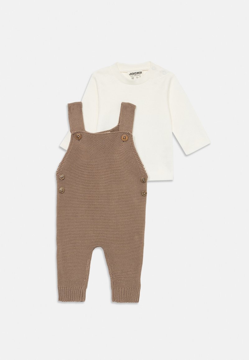 Rjave pletene naramenice z lesenimi gumbi, v kombinaciji z kremno dolgimi rokavi. Naramenice imajo teksturiran dizajn in rebraste zapestnice.