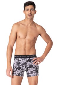 Crne boxer gaće s cvjetnim i zmijskim uzorkom, elastični pojas s logotipom "MUCHACHO", izrađene od mekanog rastezljivog materijala.