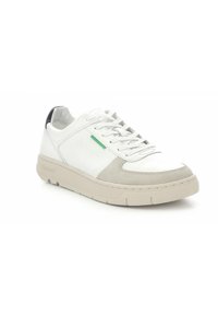 Sneaker bianca con accenti in suede, punta arrotondata, suola piatta e dettagli verdi. Presenta un design con lacci e un rinforzo posteriore.