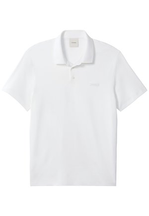 Hvid polo skjorte med korte ærmer, krave, to knapper og diskret mærke på brystet og inden i halsen.