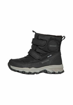 Bota de invierno negra con dos tiras de velcro, suela texturizada y tiradores, de la marca Skogan con material impermeable SKO-TEX.