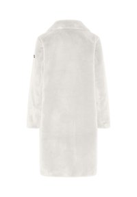 Lange, lichtgrijze jas van zacht materiaal, met een klassieke kraag en lange mouwen; gladde textuur zonder zichtbare sluitingen of patronen.