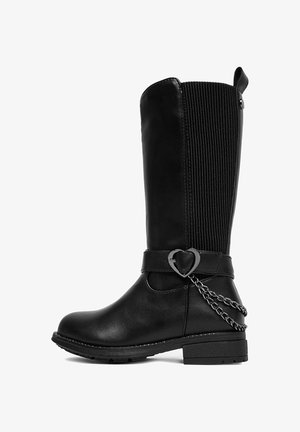 Czarne kozaki do kolan z gładką skórzaną cholewką, tyłem z prążkowanej tkaniny, klamrą w kształcie serca oraz łańcuszkowym akcentem wokół kostki.