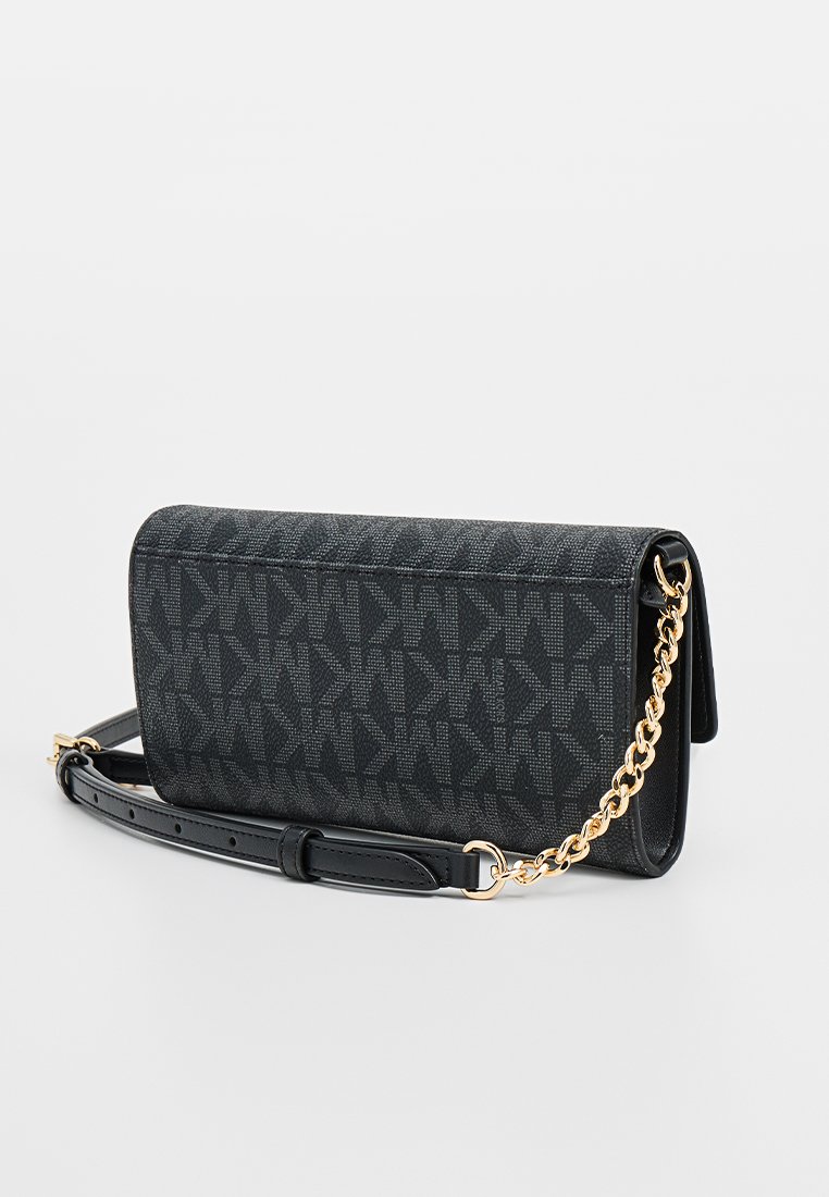 Zwarte crossbody tas van een gestructureerde stof met een subtiel logo patroon. Gouden kettinghengsels en een glad leren afwerking.