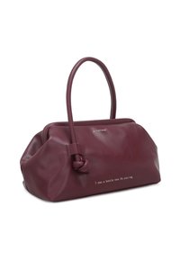 Borsa color bordeaux con una texture liscia e morbida, caratterizzata da un manico annodato e da un testo impresso: "Ero una bottiglia, ora sono la tua borsa."
