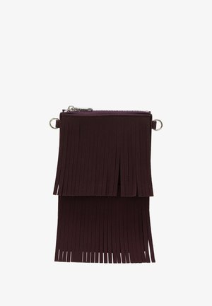 Bordeaux fryns taske lavet af blødt materiale med en lynlås, der har lodrette striber og en aftagelig løkke til at bære eller fastgøre.