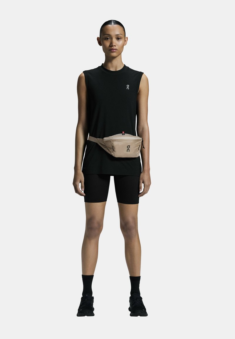 On WAIST PACK 2L LITE   - Ledvinka - sand