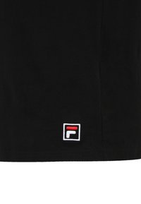 Maglietta nera in cotone, con un piccolologo ricamato bianco, rosso e nero in basso a sinistra. Design classico con scollo tondo.
