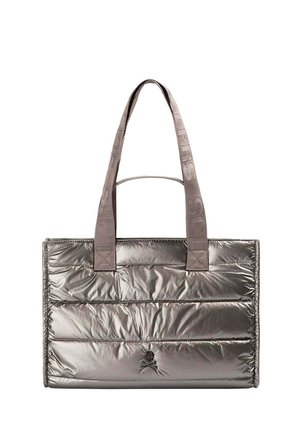 Bolso tote metálico plateado acolchado con asas anchas de tela y un pequeño logotipo de calavera en la parte inferior central del frente.