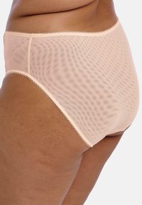 Korte bikini-stijl onderbroek in doorzichtig perziknet. Kenmerkt zich door delicate golfrand en een aansluitend ontwerp voor comfort en bedekking.