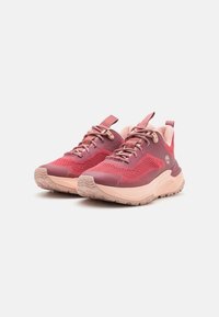 Rote und pinke Sportschuhe mit einem strukturierten Mesh-Obermaterial, gepolstertem Knöchelkragen und einer robusten Außensohle. Merkmale sind ein Logo an den Seiten und dekorative Schnürsenkel.