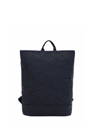 Zaino nero con motivo geometrico, maniglia superiore e nome del marchio discreto sul pannello frontale inferiore.