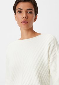 comma MIT ÜBERSCHNITTENEN SCHULTERN - Jumper - weiß