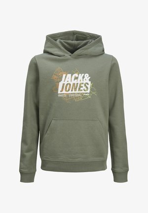 Olivengrøn hættetrøje med hvidt logo og grafisk design; kombineret med sorte bukser og hvide sneakers. Blødt stof, afslappet pasform.