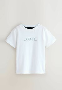 Bílé bavlněné tričko s krátkými rukávy a kulatým výstřihem. Na přední straně je světle modrý nápis "BAKER BY TED BAKER."