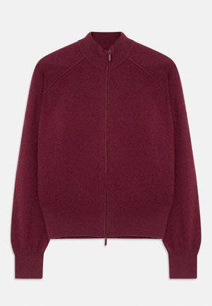 Maglione zip-up bordeaux con colletto, polsini e orlo a costine, esposto in piano su uno sfondo bianco.