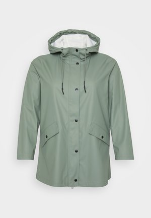 Vanntett grønn regnjakke med hette, med en hvit innside, to store frontlommer og svarte trykknapper. Glatt tekstur.