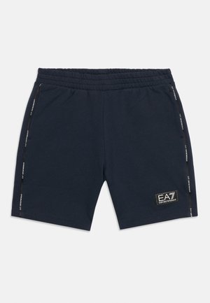 Tamsiai mėlyni šortai su elastine juosmens juosta, šoninėmis kišenėmis, prekės ženklu pažymėtomis juostomis šonuose ir EA7 Emporio Armani logotipu ant priekinės dešinės kojos.