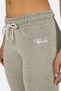 Svetlosive rebraste trenirka hlače s vezicom u struku, s bijelim izvezenim logotipom i teksturiranim tkanjem.