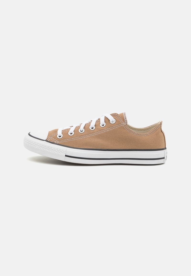 Sneaker in tela marrone con lacci bianchi, punta in gomma e dettagli a strisce nere lungo la suola. Design classico a scarpa bassa.