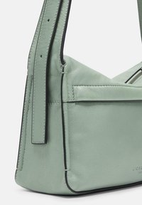 Borsa a spalla in pelle verde menta con una forma strutturata, bordi neri a contrasto e chiusura superiore con zip. Texture liscia, design minimale.