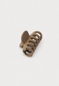 Brūns plastmasas matu spraudeņš ar noapaļotiem zobiem, attēlots uz vienkārša balta fona.