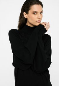 LIU JO TURTLENECK  - Džemperis - black