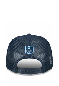 Marineblaue Netzmütze mit gebogenem Schirm, ausgestattet mit einem gestickten hellblauen NFL-Logo auf der Rückseite und einem verstellbaren Snapback-Verschluss.
