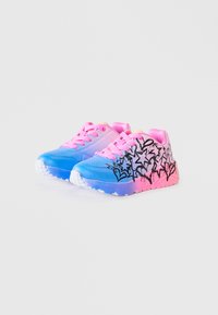 Sneakers z gradientowym wzorem, w kolorach od niebieskiego do różowego, z teksturowanym wierzchem i czarnymi detalami w stylu graffiti. Gumowa podeszwa.