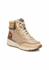 Zapatillas altas en tonos beige y marrón con patrón acolchado, acentos de hardware dorado, materiales texturizados y suela blanca. Incluyen cremallera y cordones.