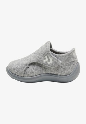 Grå filttoffel med låg klack, med en slip-on design och en strukturerad grå gummisula. Två chevron-accenter på sidan.