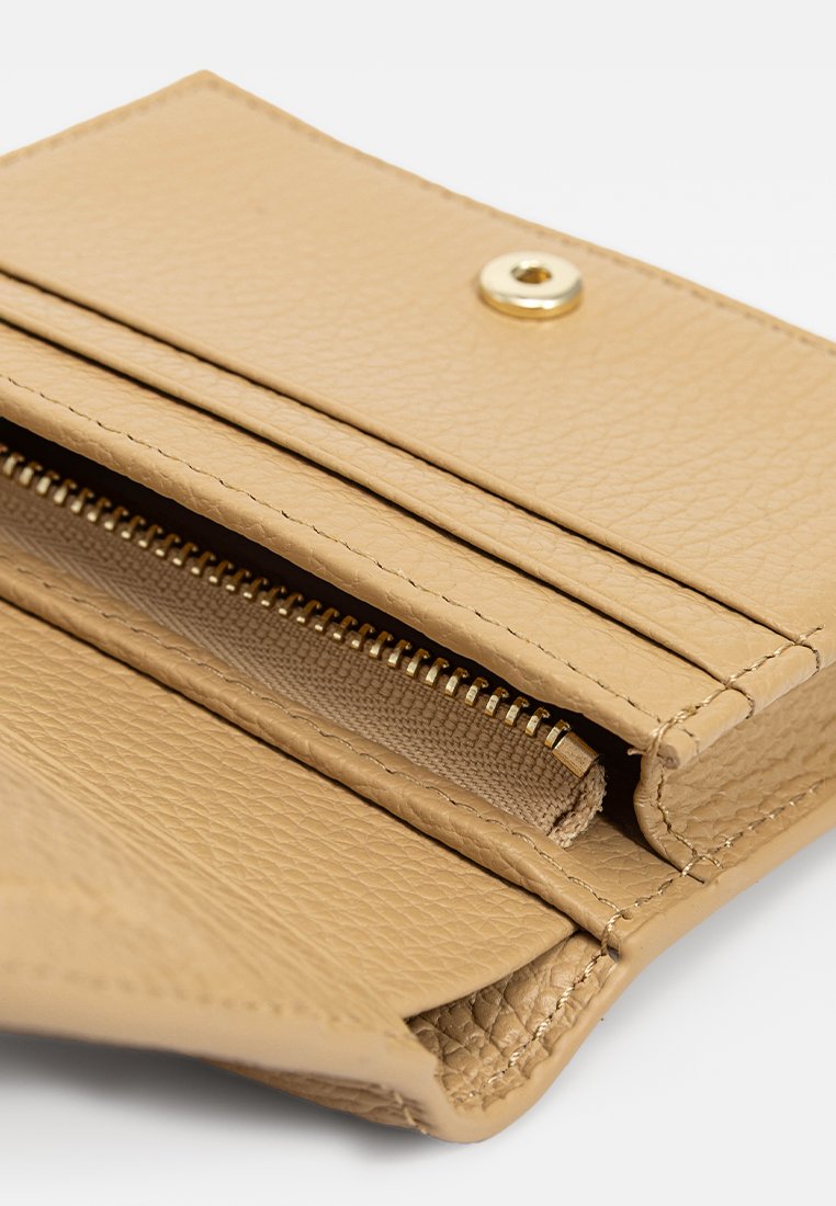 Portafoglio in pelle color tan con superficie texturizzata, dotato di chiusura a scatto dorata e di un compartimento con zipper all'interno.