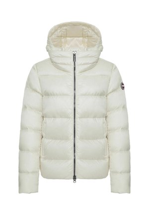 Veste d'hiver matelassée blanche avec capuche, fermeture éclair devant, coutures horizontales et écusson logo sur la manche gauche.