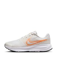 Hvid atletiksko med en åndbar meshoverdel, orange accent-swoosh, flad sål og sorte skridstryre detaljer for traction.