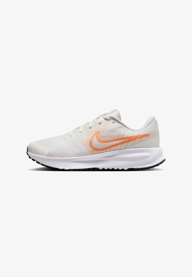 Hvid atletiksko med en åndbar meshoverdel, orange accent-swoosh, flad sål og sorte skridstryre detaljer for traction.