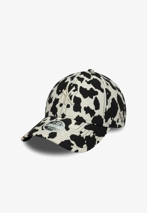 Gorra con estampado de vaca en negro y crema, con logo bordado en la parte frontal, copa estructurada, visera curvada y correa trasera ajustable.