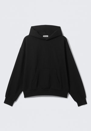 Zwarte hoodie gemaakt van zachte stof met een grote zak aan de voorkant, oversized pasvorm, verlaagde schouders en geribbelde manchetten aan de mouwen en zoom.